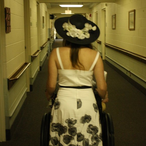 Black hat with white flowers - Picture 7 of 7